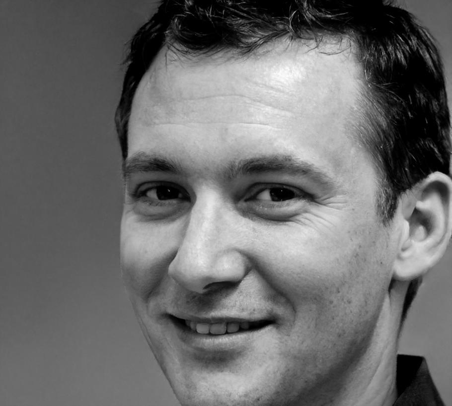 Instructor Callum Thorburn teaching financial communication